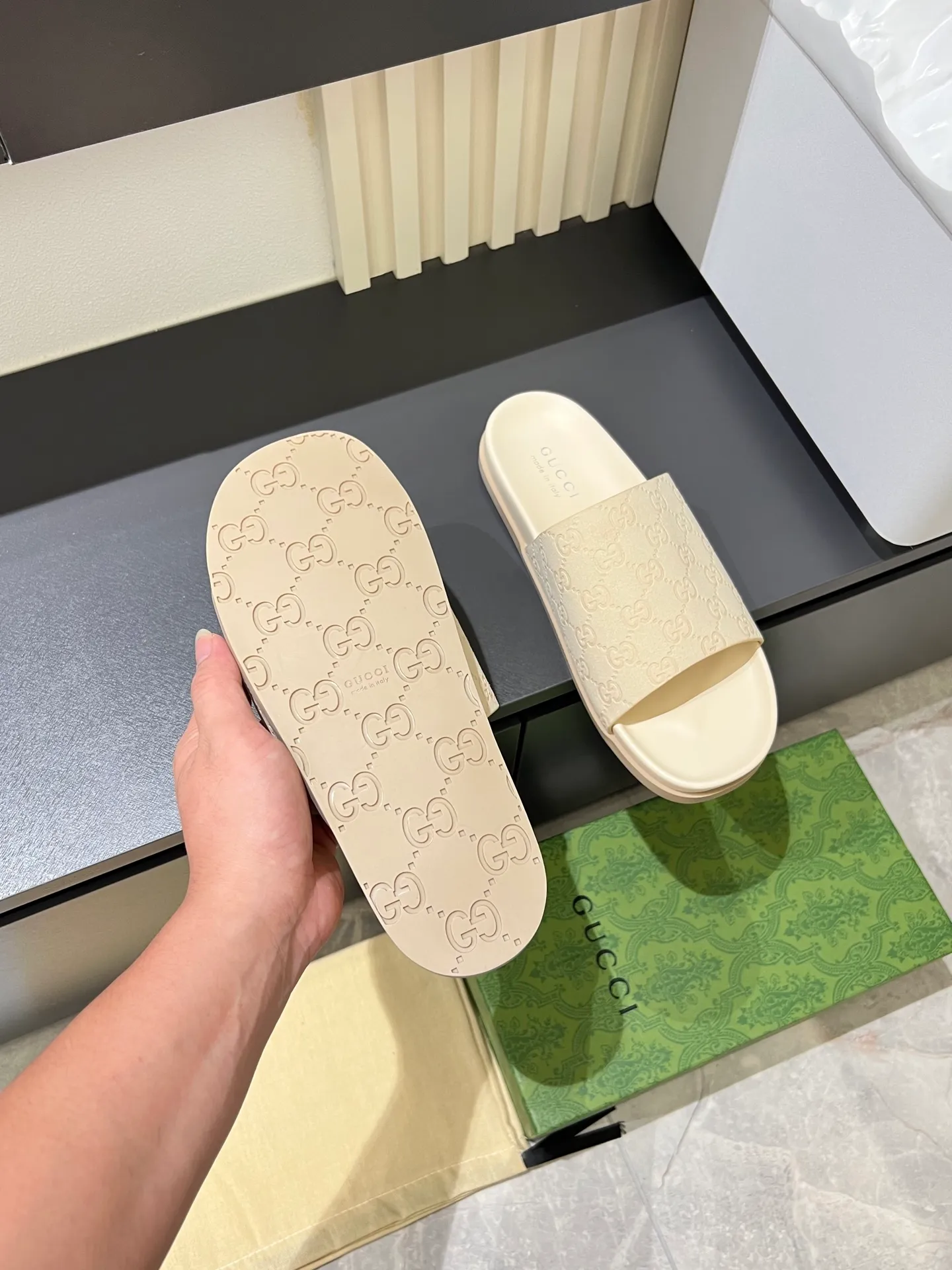 Men's Men's Shoes 💰p320 "GUCC＊" These slippers are made of GG polyester and feature a Gucci label on the front, adding a bold logo feel to the style. "Gucci Made in Italy" stamped label Rubber sole. Size 38-44